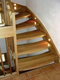 treppe mit eingbautem licht